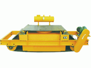 RCDF系列油冷冷自卸式電磁除鐵器是在RCDE系列油冷懸掛式電磁除鐵器的基礎(chǔ)上增加了驅(qū)動電機(jī)、滾筒、帶刮板的卸鐵膠帶等組成的卸鐵機(jī)構(gòu)。