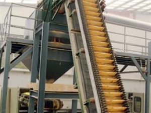 大傾角擋邊帶式輸送機主要用于散狀物料的大傾角連續輸送，采用具有波狀擋邊和橫隔板的輸送帶。