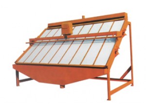 高頻振動篩由篩網(wǎng)、支撐架、振動電機(jī)或電磁振動機(jī)等部分組成。