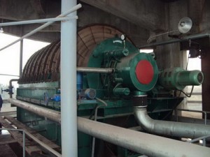 PGT系列金屬礦用盤式真空過濾機(jī)充分借鑒了國外同類產(chǎn)品的優(yōu)點(diǎn)，針對金屬礦物密度大、沉降快、含固體顆粒對濾液管沖擊力強(qiáng)的特點(diǎn)，進(jìn)行了整體性能和各部件之間可靠性的優(yōu)化設(shè)計(jì)，保證了金屬礦物質(zhì)在固液分離中獲得的優(yōu)良的脫水指標(biāo)。