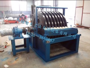 盤式尾礦回收機是由主機、卸礦裝置、集礦槽、溜槽及機架五大部分組成。