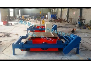 RCDC系列風(fēng)冷自卸式電磁除鐵器，是在RCDA系列風(fēng)冷懸掛式電磁除鐵器的基礎(chǔ)上增加了驅(qū)動電機(jī)、滾筒、帶刮板的卸鐵膠帶等組成的卸鐵機(jī)構(gòu)。